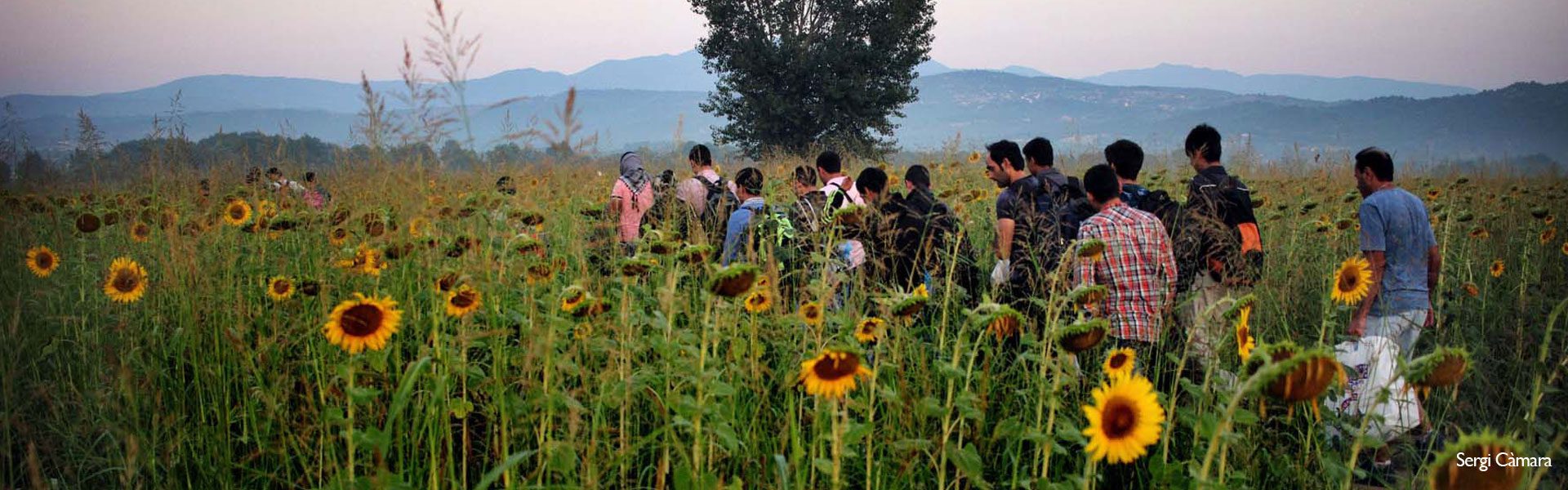 Una família de refugiats camina cap a Macedònia - Càritas